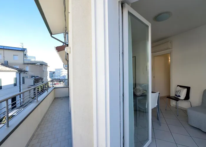 Bilocale Con Balcone Mina 6 카톨리카