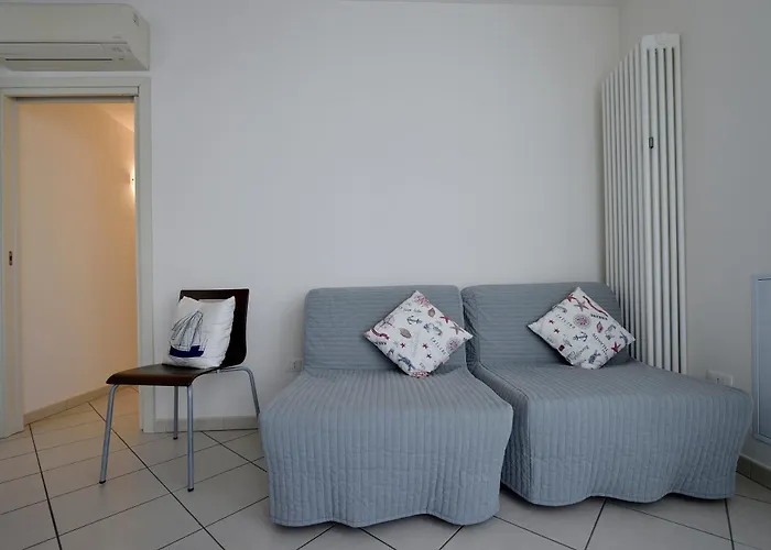 Bilocale Con Balcone Mina 6 Каттолика