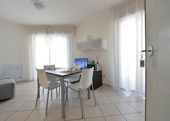 Bilocale Con Balcone Mina 6 아파트